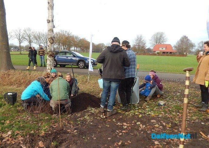 Enorm veel animo met helpen planten bij aanleg voedselbos - Foto: Willy