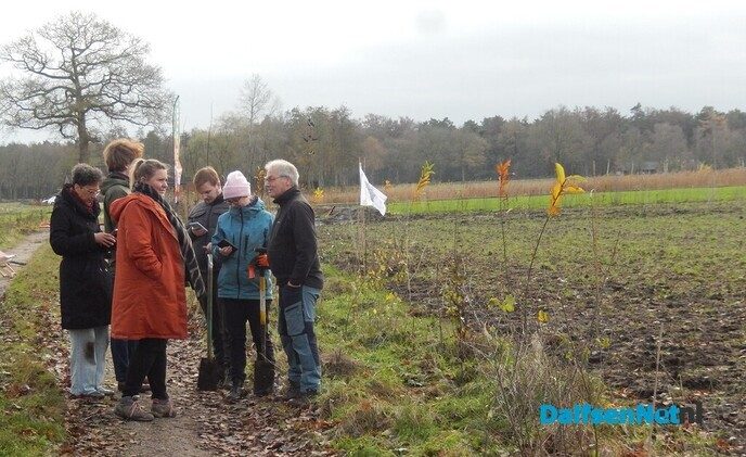 Enorm veel animo met helpen planten bij aanleg voedselbos - Foto: Willy