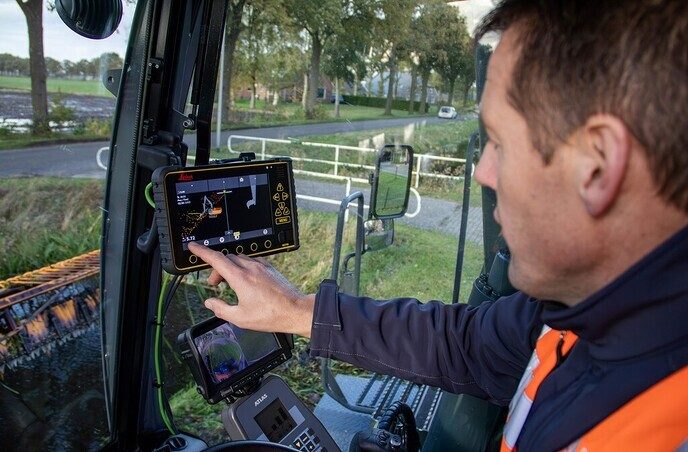 Sloten maaien, baggeren én meten met de Slimme Kraan - Foto: Ingezonden foto