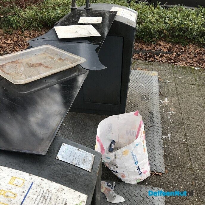Glasplaten en vuilnis bij de glasbak - Foto: Ingezonden foto