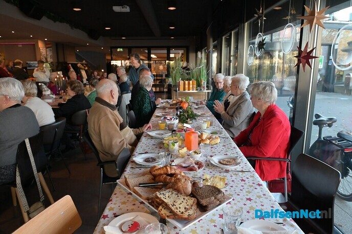 Vrijwilligers en sponsoren maken kerstbrunch Eetcafé mogelijk - Foto: Johan Bokma