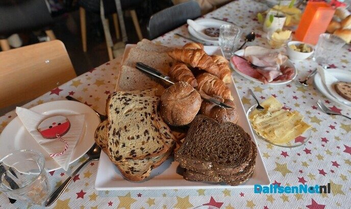 Vrijwilligers en sponsoren maken kerstbrunch Eetcafé mogelijk - Foto: Johan Bokma
