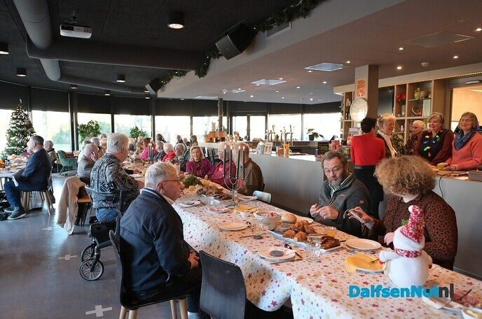 Vrijwilligers en sponsoren maken kerstbrunch Eetcafé mogelijk - Foto: Johan Bokma