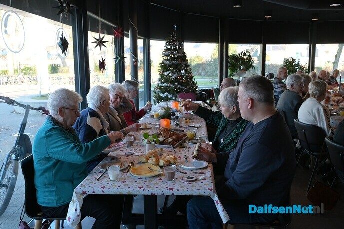 Vrijwilligers en sponsoren maken kerstbrunch Eetcafé mogelijk - Foto: Johan Bokma