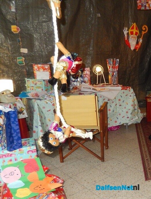 Dalfsennet mocht vanmiddag het huis van Sinterklaas zien - Foto: Willy