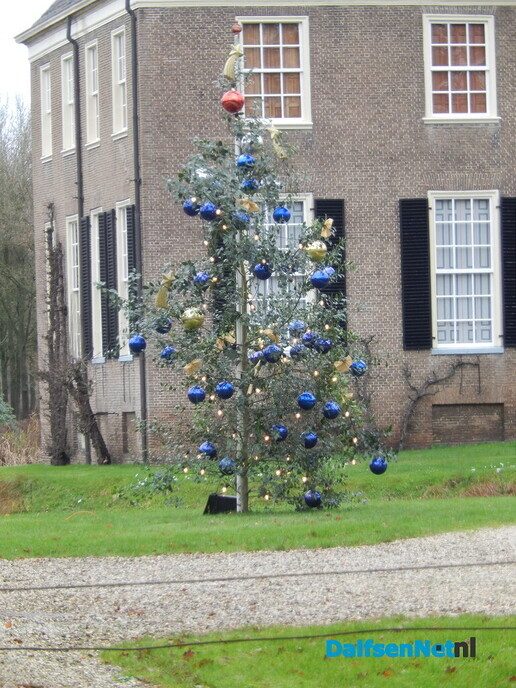 Tuin huize Den Berg mooi versierd - Foto: Willy