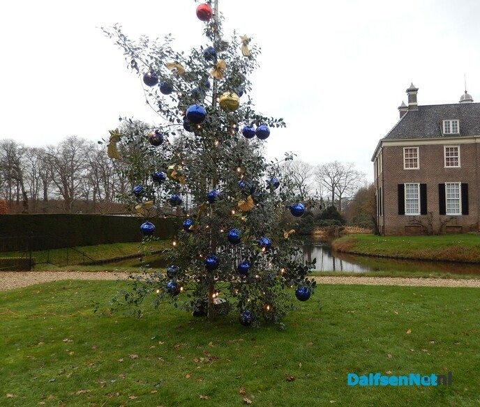 Tuin huize Den Berg mooi versierd - Foto: Willy