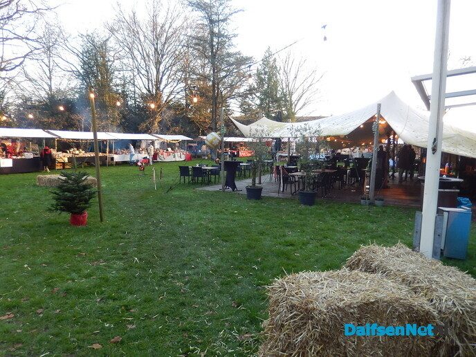 Opbouw kerstmarkt volop bezig - Foto: Willy