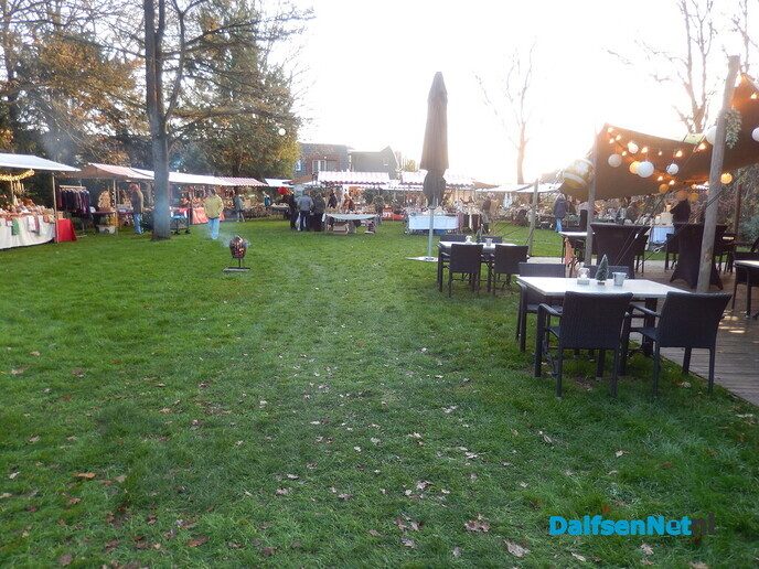 Opbouw kerstmarkt volop bezig - Foto: Willy