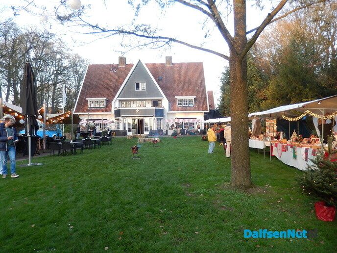 Opbouw kerstmarkt volop bezig - Foto: Willy