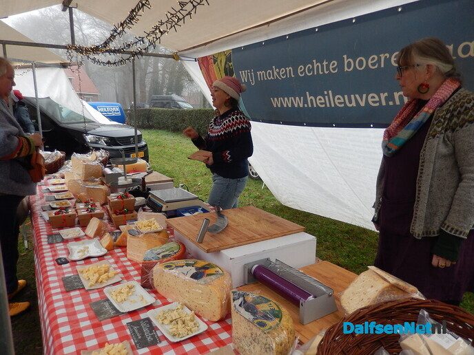 Wat een gezellige sfeer op de ”kerstmarkt” in Vilsteren - Foto: Willy