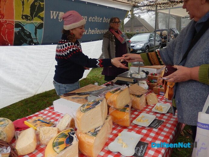 Wat een gezellige sfeer op de ”kerstmarkt” in Vilsteren - Foto: Willy