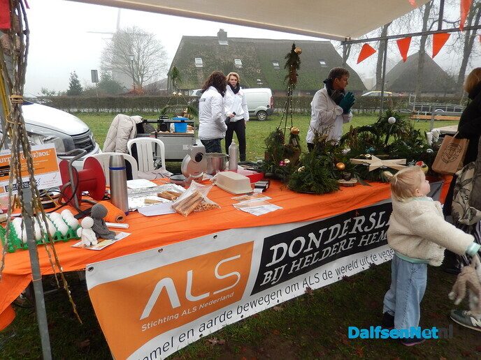 Wat een gezellige sfeer op de ”kerstmarkt” in Vilsteren - Foto: Willy