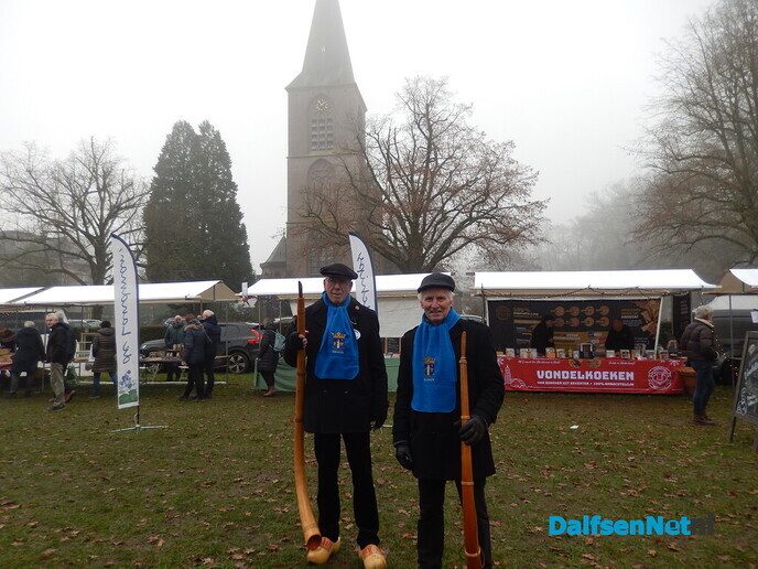 Wat een gezellige sfeer op de ”kerstmarkt” in Vilsteren - Foto: Willy