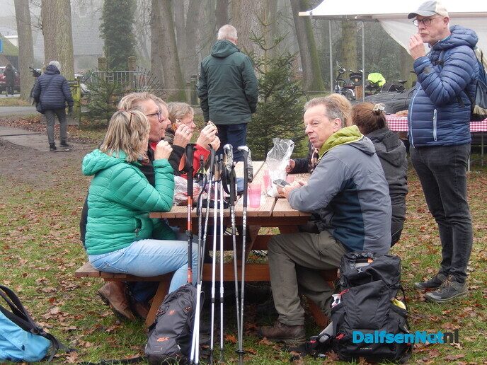 Wat een gezellige sfeer op de ”kerstmarkt” in Vilsteren - Foto: Willy