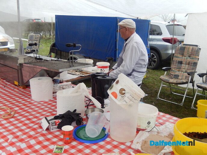 Wat een gezellige sfeer op de ”kerstmarkt” in Vilsteren - Foto: Willy