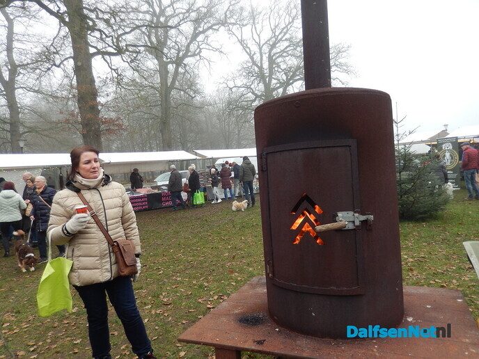 Wat een gezellige sfeer op de ”kerstmarkt” in Vilsteren - Foto: Willy