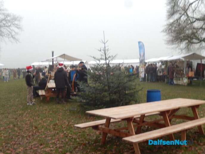 Wat een gezellige sfeer op de ”kerstmarkt” in Vilsteren - Foto: Willy