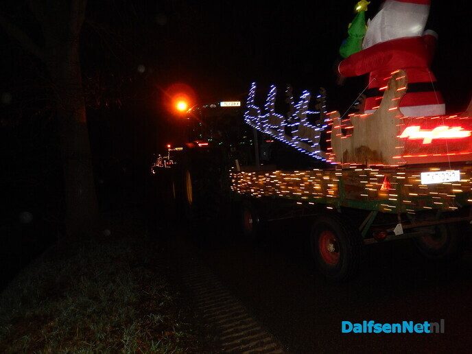 Gigantisch wat een publiek en wat een verlichte tractoren - Foto: Willy