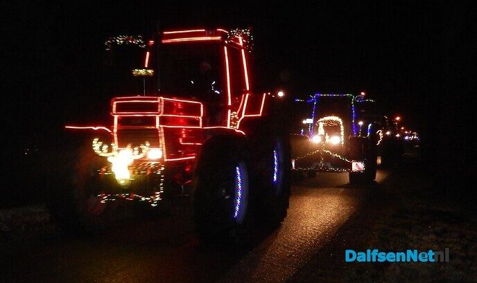 Gigantisch wat een publiek en wat een verlichte tractoren - Foto: Willy