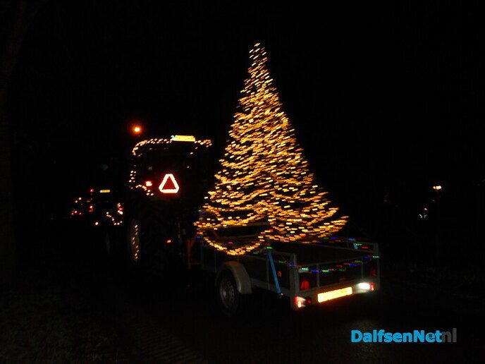 Gigantisch wat een publiek en wat een verlichte tractoren - Foto: Willy