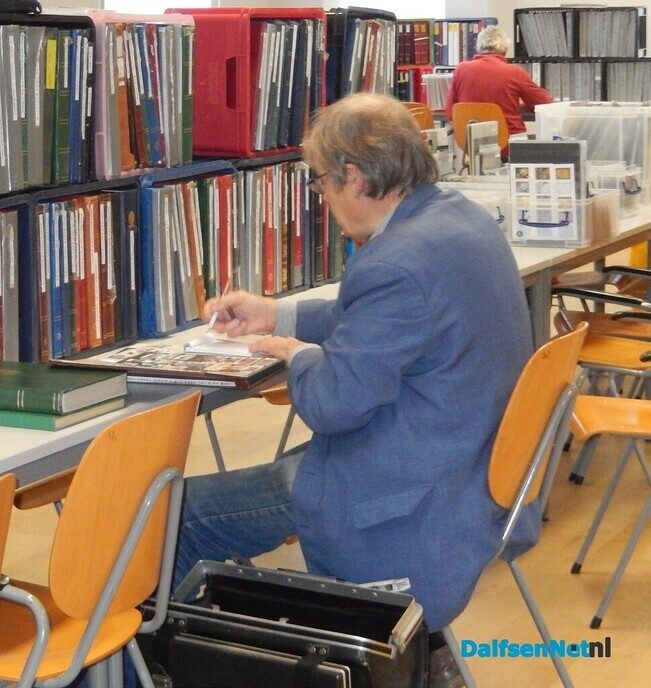 Enorme belangstelling voor de postzegelbeurs - Foto: Willy