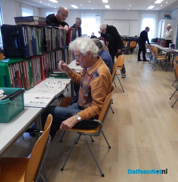 Enorme belangstelling voor de postzegelbeurs - Foto: Willy
