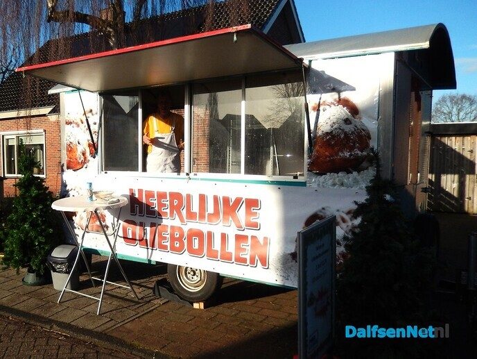 John Elshof is echt de bekendste oliebollenbakker van Hoonhorst - Foto: Willy