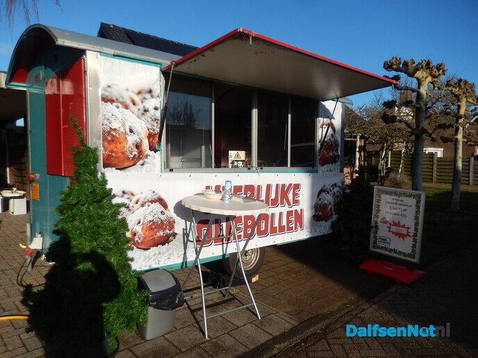 John Elshof is echt de bekendste oliebollenbakker van Hoonhorst - Foto: Willy