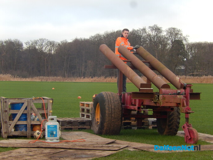 Carbid schieten, het was wel een beetje zoeken - Foto: Willy
