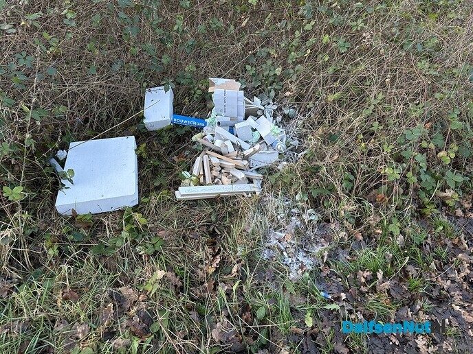 Bouwafval achtergelaten in de natuur - Foto: Ingezonden foto