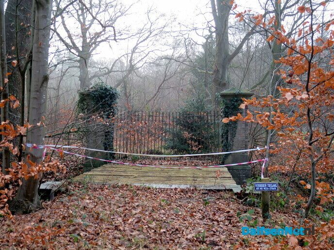 Even een korte wandeling over de Mataram - Foto: Wim