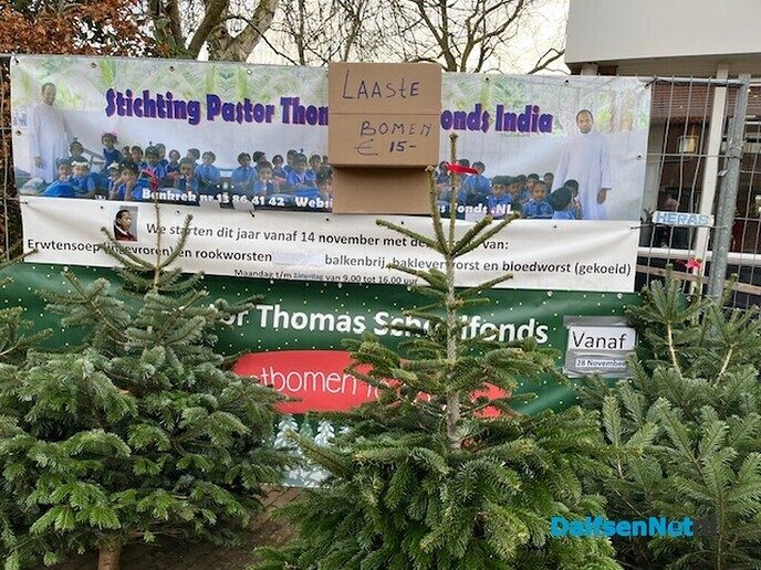 Pastor Thomas Fonds  de laatste kerstbomen - Foto: Ingezonden foto