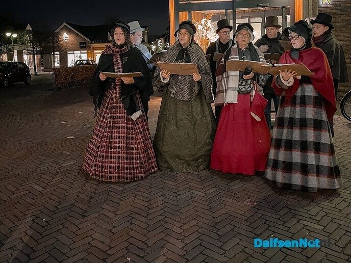 Lichtjes en kerstkleuren bij jaarlijkse Dalfser Kerstfestijn - Foto: Ruud Montagne