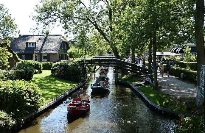 Giethoorn Village – Het verhaal van een groeiende speler in een drukker wordend waterdorp