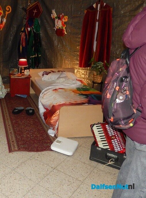 Dalfsennet mocht vanmiddag het huis van Sinterklaas zien - Foto: Willy