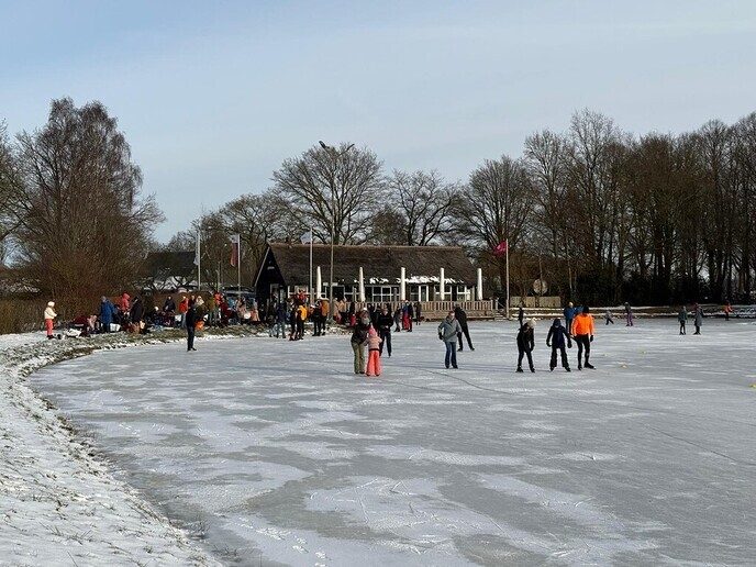 Voor 500 mensen ijspret op de natuurijsbaan - Foto: Ingezonden foto