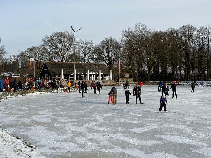 Voor 500 mensen ijspret op de natuurijsbaan - Foto: Ingezonden foto