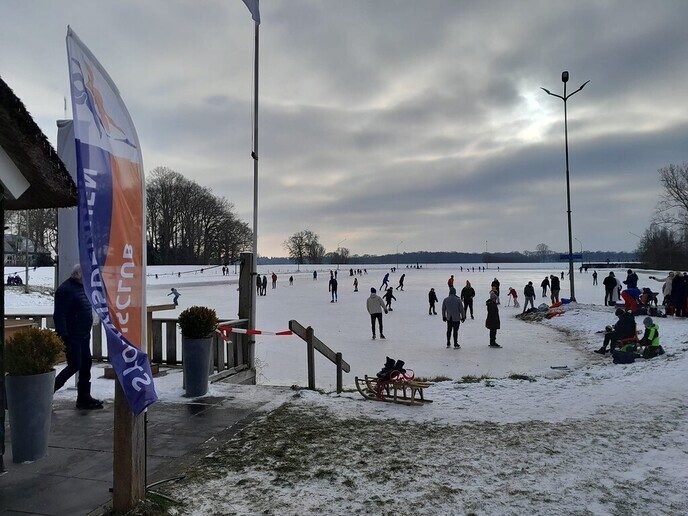 Voor 500 mensen ijspret op de natuurijsbaan - Foto: Ingezonden foto