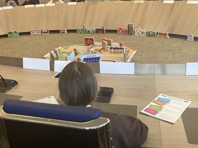 Kinderen nemen de raadzaal in Dalfsen over - Foto: Gemeente Dalfsen