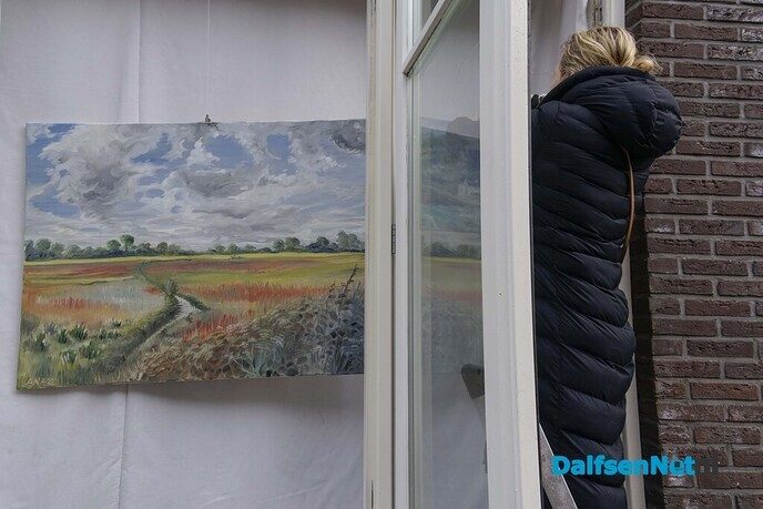 Anne Nijburg exposeert in vitrines AH Dalfsen - Foto: Paul Scholten