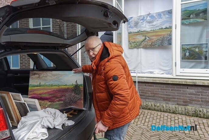 Anne Nijburg exposeert in vitrines AH Dalfsen - Foto: Paul Scholten