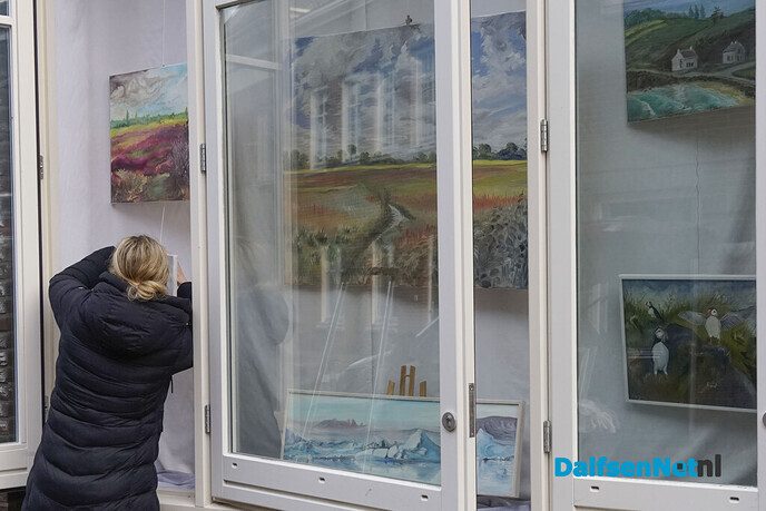 Anne Nijburg exposeert in vitrines AH Dalfsen - Foto: Paul Scholten