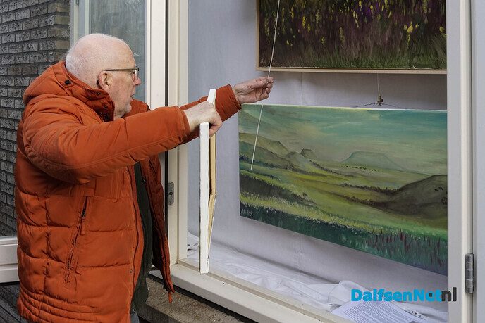 Anne Nijburg exposeert in vitrines AH Dalfsen - Foto: Paul Scholten