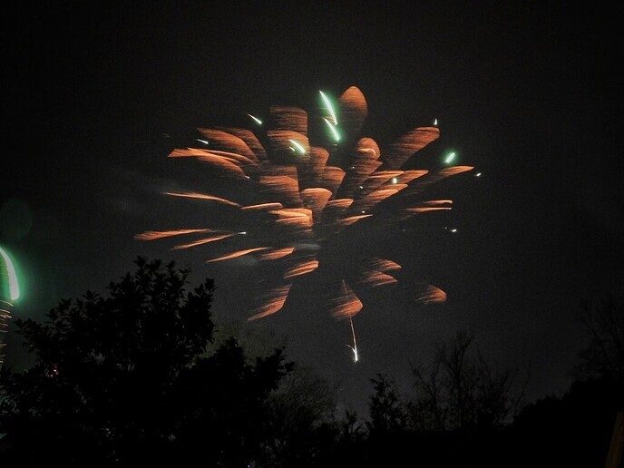 Vuurwerk fotograaf Femmie onder de vuurlinie - Foto: Femmie Smink