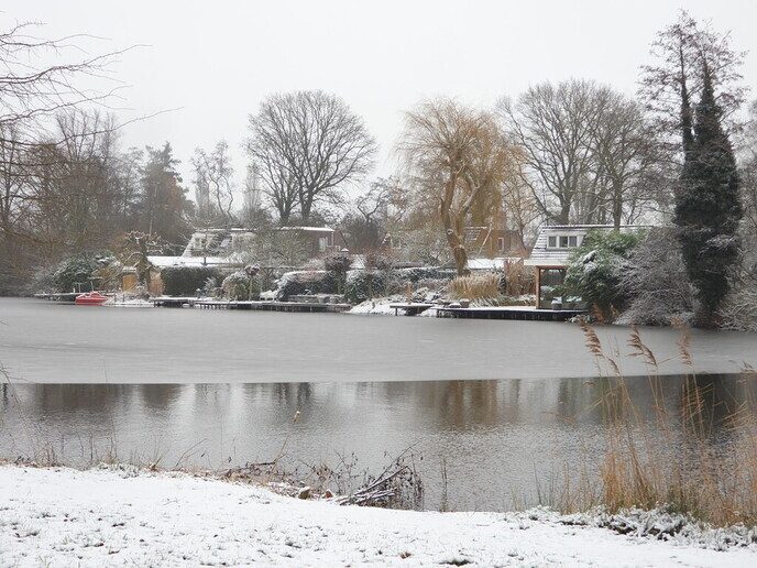 Beelden vanuit de tuin van de Hulsterplas, alsof het echt winter was - Foto: Femmie Smink