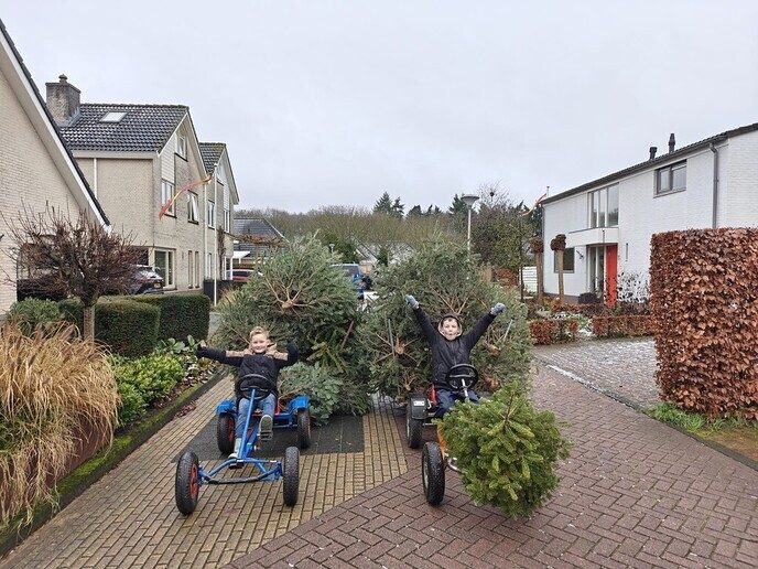 Eerste dag inleveren oude kerstbomen groot succes - Foto: Ingezonden foto