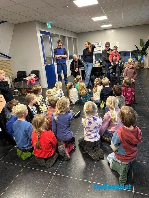 Groep 2 en 3 naar een echt autoschadebedrijf - Foto: Ingezonden foto