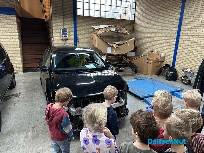 Groep 2 en 3 naar een echt autoschadebedrijf - Foto: Ingezonden foto