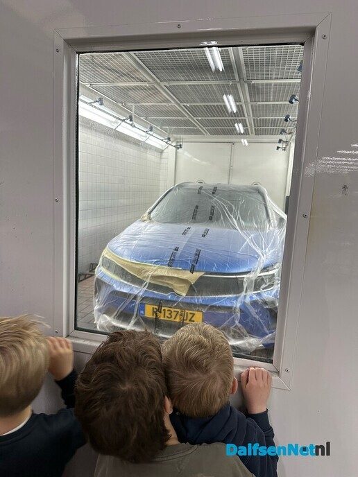Groep 2 en 3 naar een echt autoschadebedrijf - Foto: Ingezonden foto